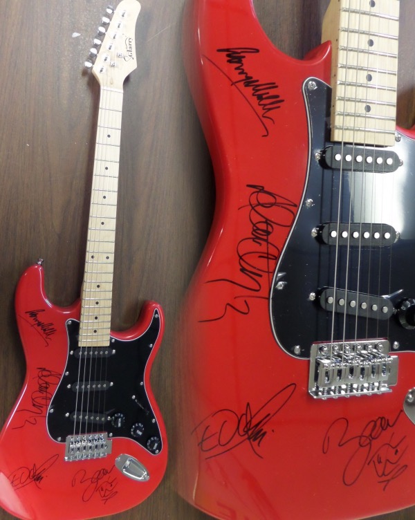 This STUNNING mint electric beauty comes in box with original carry bag, straps,etc.  It comes signed perfectly in black by ALL 4 guys with a great personal portrait of his face by Bono.  Also included are Adam Clayton, Larry Mullen Jr. & the Edge.  Guaranteed authentic and retails into the thousands easily.